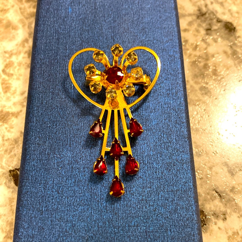 Gold toned heart brooch